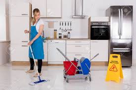 Reinigung Service Maid Mit Mop Zu Reinigen Kuche Boden Zu Hause Lizenzfreie Fotos Bilder Und Stock Fotografie Image 70455558