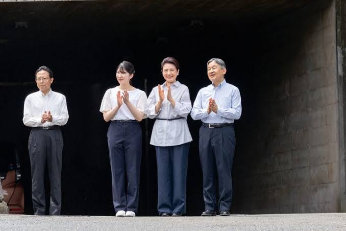 天皇ご一家が防災訓練に参加 天皇陛下は「消火活動！」「放水開始！」と声に出しながら放水、ホースの長さにもご興味  雅子さまと愛子さまのおふたりも続けざまに放水（NEWSポストセブン） - Yahoo!ニュース