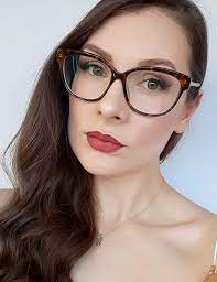 30 Stunning Hairstyles For Women Of All Ages Who Wear Glasses