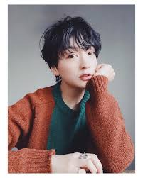 高山都 去年から茶色が好きになった 今までは あまり似合わない色の類だったのに 不思議としっくりくるようになって 時計のベルトもバッグも服も少しずつ身の周りが茶色い 去年から茶色が好きになった 今までは あまり似合わない色の類だ ショートのヘア