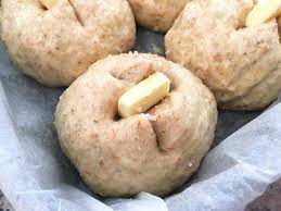 Panecillos Integrales Con Mantequilla Y Sal Marina Recetas De Comida Pan Integral Con Semillas Pan Integral