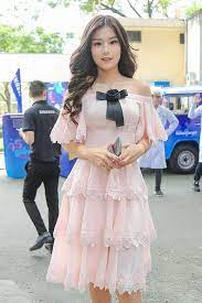 Clip hoàng yến chi bi hát rất hay. Hoang Yáº¿n Chibi Ä'á»¥ng Hang Vay Vá»›i HÆ°Æ¡ng Tram Saoshowbiz Vn Dá»… ThÆ°Æ¡ng