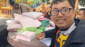 ត្រូវការ អ្នកដឹកអីវាន់តាមម៉ូតូ 1នាក់ ប្រាក់ខែគោល 300$+1កញ្ចប់បន្ថែម1200៛ ឬ  គិតកញ្ចប់ 1កញ្ចប់ ទទួលបាន3800៛ តេមក 016305500