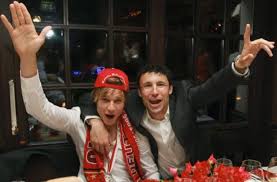 Nun ist er 31 jahre alt und vorläufig ganz unten angekommen. In Feierlaune Holger Badstuber Links Und Mark Van Bommel Stuttgarter Nachrichten