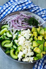 Gurken Feta Avocado Und Rote Zwiebel In Einer Schussel Feta Salat Gurken Rezepte Gemusegerichte