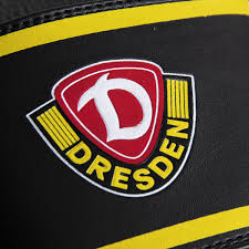It was founded on 12 april 1953, as a club affiliated with the east german police, and became one of the most popular and successful clubs in east german football, winning eight league titles. Sg Dynamo Dresden Badelatschen Logo Schuhe Handtaschen Sport Outdoorschuhe Suenaacampo Com
