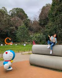 泉里香 テンションあがったのは おなじみ ドラえもんの土管 ここ 座ってみたかったのよ ドラえもん 土管 泉里香 ドラえもん