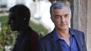 The actor participates in the soap opera love love , which has been aired since january and is now in its second season, where she plays the character cajó. Rogerio Samora Sofre Paragem Cardiorrespiratoria Fora De Campo Jornal Record