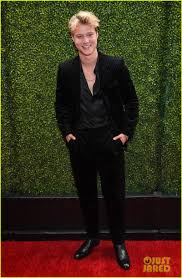 'outer banks' season 2 star. Chase Stokes Madelyn Cline Outer Banks Cast Reunite For Mtv Movie Tv Awards 2021 Photo 4556553 2021 Mtv Movie Tv Awards Chase Stokes Jonathan Daviss Madelyn Cline Madison