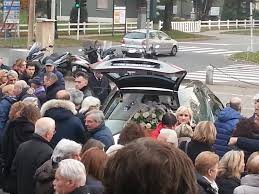 Il cantante è indagato di omicidio stradale. Funerali Ad Arese Per La Donna Morta Nello Scontro Con Bravi Detto Schietto