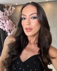 Evelyn Medeiros's Instagram, Twitter & Facebook