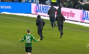 Am berg fidel 7 48153 münster. Zaunfahne Im Gasteblock Prasentiert Scp Ultras Laufen Auf Den Platz Liga3 Online De