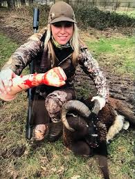 We have 10 photographs on chinese woman as portugal's prime minister visits china to drum up investment, a restaurant on the outskirts of lisbon was in the news over the killing of a goat in its. Notorious Us Huntress Poses With Sheep She S Killed Holding A Bloodied Sex Toy Daily Mail Online