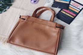 Kalau kamu cinta indonesia, tentu tidak ada salahnya untuk mulai membeli produk buatan lokal, termasuk produk tas. Tas Lokal Femmebravile Semakin Diminati Perempuan Lifestyle Bisnis Com
