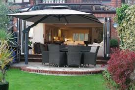 Gartenschirme Erfrischende Schattierungen Fur Diesen Sommer Neueste Dekoration 2018 Large Backyard Landscaping Garden Parasols Large Backyard
