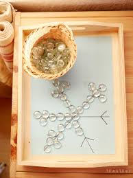 Tablett Idee Eiskristalle Mit Glasnuggets Legen Vorschule Winter Montessori Kunst Und Glasnuggets