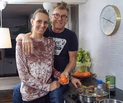 Bebe 1990 és 1994 között a csongrádi batsányi jános gimnáziumban tanult, majd 1994 és 1998 között a kodolányi jános főiskola diákja volt, ahol közgazdászként végzett. Story Otodik Eve Hogy Delhusa Gjon Szerelme Fanni 18 Facebook