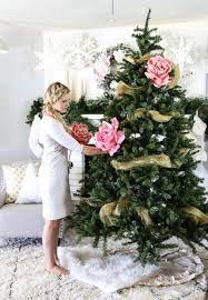 Christmas tree decorating ideas with red flowers. 17 Stunning Red And Gold Christmas Trees To Welcome Winter