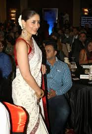 Kareena Kapoor Indian Of The Year Awards In Red Blouse White Saree Indian Saree Blouses Designs Red Blouses Saree