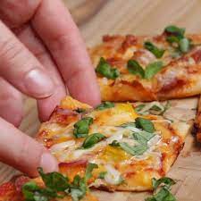 Mini Raclette Pizza Ist Genau Das Richtige Fur Deinen Nachsten Raclette Abend Hawaiianfoodrecipes Gib Deine Vegetarian Recipes Easy Recipes Pizza Roll Recipe