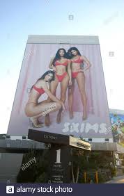 Kylie jenner looked effortlessly chic while on instagram. Los Angeles California Usa 24th February 2021 Eine Allgemeine Sicht Der Atmosphare Skims Billboard Mit Kendal Jenner Kim Kardashian Und Kylie Jenner Auf Sunset Blvd Wahrend Der Coronavirus Covid 19 Pandemie Am 24