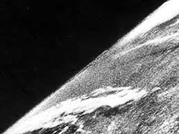 Au total, 112,7 millions de kilomètres parcourus et 12,500. La Premiere Photo De La Terre Vue De L Espace A 70 Ans