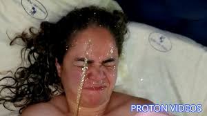 Gozando na cara e mijando - XNXX.COM