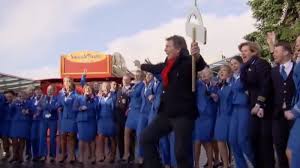 Het had niet veel gescheeld of de opnames van de 'all you need is love' kerstspecial waren in het water gevallen. Dans Mee Met De All You Need Is Love Stewardessendans Rtl Nieuws