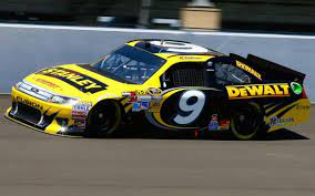 In a traditional nascar race, the length of one trip around the race track can be over two miles long. Ambrose S 203 241 Mph Lap At Michigan Is Nascar S Fastest In 25 Years