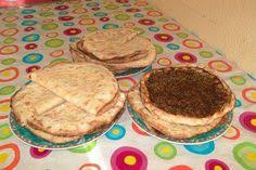 Mana Eesch Libanesische Fruhstuckspizza Mit Verschiedenen Belagen Rezept Rezept Snack Rezepte Fruhstuck Pizza Libanesische Rezepte