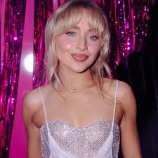 Here's How to Keep Makeup Sweatproof Without Powder, According to Sabrina  Carpenter's Makeup Artist