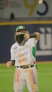 No se cansa de lucir 🤩 Manny Barrera volvió a dominar con  @clubtomaterosoficial y es el Pitcher de la semana de @salsahuichol 💪🍅  ¡Muchas felicidades! 🙌 #PitcherHuichol 🌶️ #LigaARCO ⚾