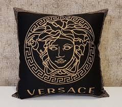 La copertura one pillow è inclusa le nostre coperture sono progettate per adattarsi alla dimensione dellinserto del cuscino selezionato, e misurerà leggermente più piccolo per garantire una vestibilità. Black And Gold Versace Pillow Printed Pillow Case Seat Cushion Decorative Pillowcase Home Textil Kirlent
