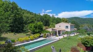 Spacieuse Villa Avec Piscine Et Vue Degagee En Vente A La Garde Freinet Janssens Immobilier Provence La Garde Freinet Villa Immobilier