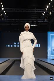 Model baju muslim modern picture show production process packaging & shipping. 10 Busana Paling Jadi Sorotan Di Dubai Modest Fashion Week Hijab Dream Co Id