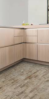 Des Facades Sans Poignees Et Une Prise De Main Inox Pour Des Lignes Epurees Tres Nordiques Cuisine Schmidt Cuisine Bois Mobilier De Salon
