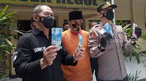Banyak layanan pinjaman online langsung cair dari fintech terpecaya bahkan hanya dengan syarat ktp tanpa npwp. Dukun Gadungan Di Bandung Ngaku Bisa Cairkan Pinjaman Uang Gaib Suara Bogor