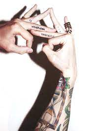 1001 Finger Tattoo Ideen Und Ihre Bedeutung Finger Tattoo Manner Kleine Tattoo Ideen Tattoos Mit Bedeutung