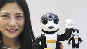 シャープは１８日 人が声をかけて操作するロボット型の携帯端末 ロボホン の新型を２７日に発売すると発表した ダンスを踊ったり人工知能 ａｉ 使って会話をするなどのこれまでの楽しみ ドナー アイシャドー 人工知能