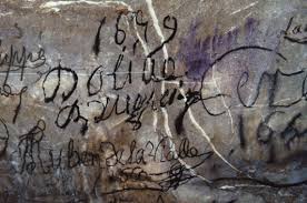 Sono stati rinvenuti infatti numerosi resti di pitture rupestri e graffiti che, per lo più, rappresentano. Una Grotta Tira L Altra Alla Scoperta Dei Graffiti Giornale Pop