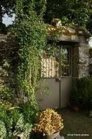Http Www Artpierre Immo Com B482 U5 Normandie Maison D Artiste Du 19e Siecle Edifiee Sur Un Eperon Rocheux Dominant Saint Ceneri L House Styles Garden Plants