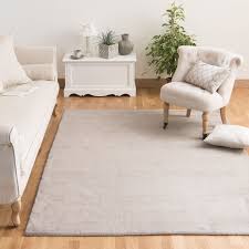 Tapis Soft Taupe Clair 140x200 Sur Maisons Du Monde Decouvrez Notre Selection De Linges Et Textiles Pour La Alfombra Beige Alfombras De Lana Alfombras De Pelo
