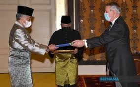 Sementara indonesia berhasil mengirimkan 2 wakil di final melalui sektor tunggal putra dan ganda. Agong Terima Watikah Pelantikan 12 Perwakilan Asing Ke Malaysia Malaysia News Portal