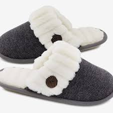 17 Best Women S Slippers 2021 The Strategist New York Magazine Women's slippers come in a variety of colours and patterns, so those who are looking for a specific type could easily look through the options to find specific pairs they desire. 17 best women s slippers 2021 the