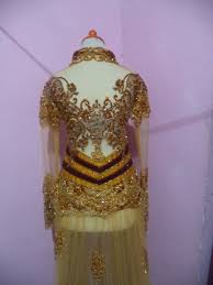Tambahkan sepatu heels agar makin terlihat jenjang dan tampak seperti boneka hidup. Produk Kebaya Kami Grosir Kebaya Modern