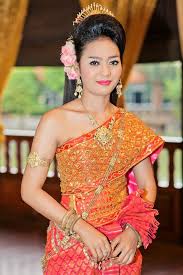 The Beautiful Cambodian Traditional Dress Need To Get It On My Next Trip Traditional Dresses Cambodian Dress Khmer Wedding