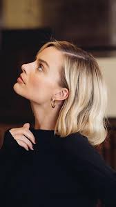 Margot and her feet are incredible. Margot Robbie Is Giving Us Sobe Brown Hairstyling Salon Facebook