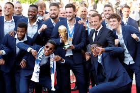 Les bleus réalisent un superbe parcours dans cette coupe du monde et provoquent un véritable reste que ses plus fidèles soutiens doivent accepter que deschamps ne marquera l'histoire que par l'équipe de france 2018 n'est pas le brésil de 1970 ou l'allemagne de 2014, qui plante sept buts. En Direct Coupe Du Monde 2018 Les Bleus Celebres A L Elysee