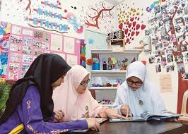 Ooi sok chin telah menerima piala dan sijil daripada. Kutub Khanah Terbaik