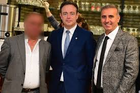 Semantic scholar profile for bart de wever, with 53 highly influential citations and 20 scientific research papers. Bart De Wever Op De Foto Met Lid Van Misdaadclan Y De Bur Antwerpen Gazet Van Antwerpen Mobile